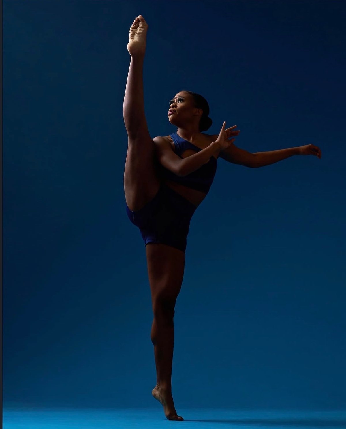 Amoni high-res studio blue background leg extension